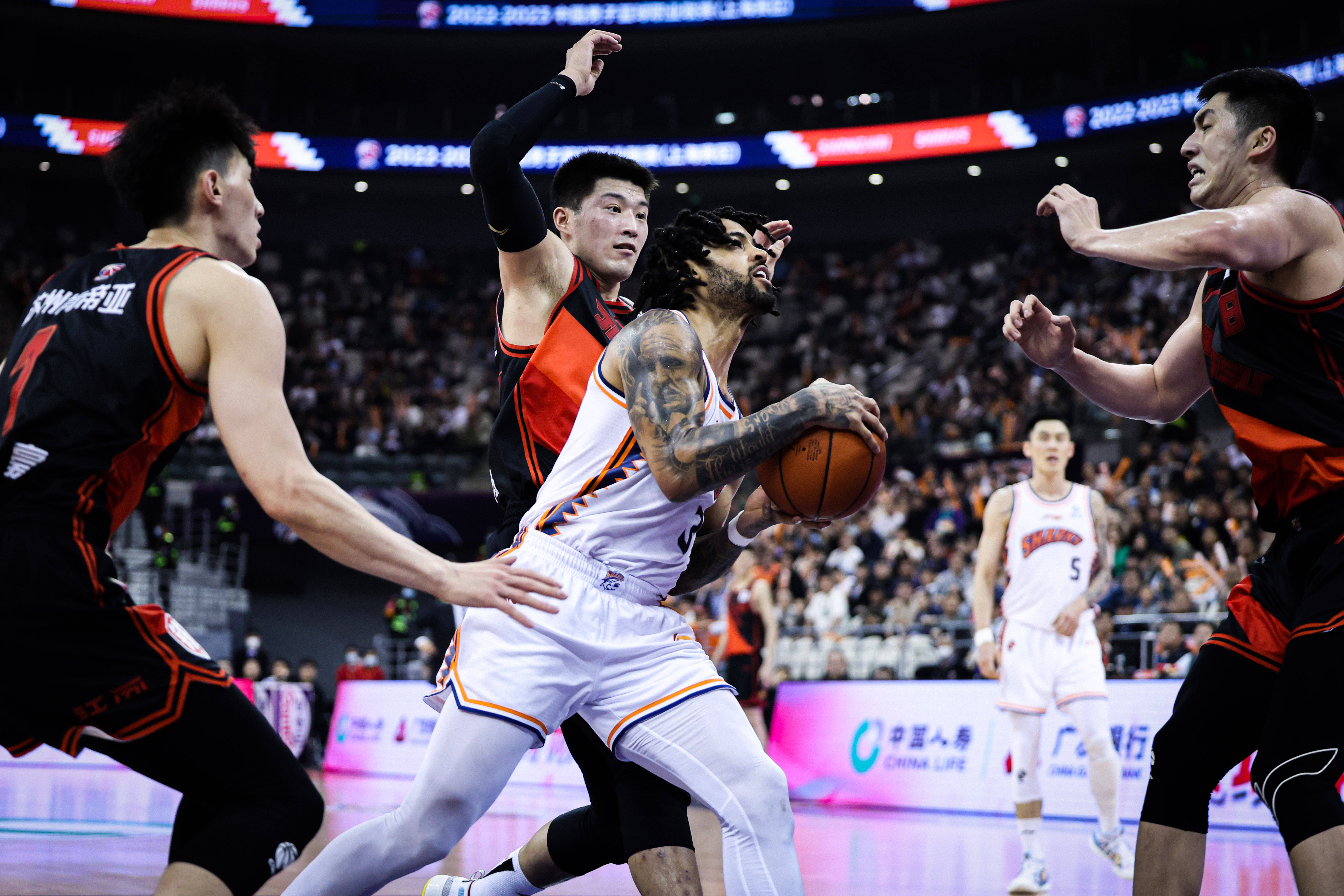  关东雄鲨队惊险晋级江汉山猫队，田径大奖赛上演关键失误成转折！边后卫成为亮点