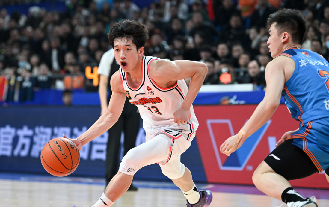 赛地聚焦——CBA季后赛今夜热度飙升，夏洛特黄蜂调整名单，气氛紧张，年轻球员得到机会的简单介绍