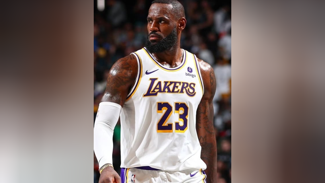 包含詹姆斯迎来十二赛季高光表现，篮网球迷沸腾！的词条